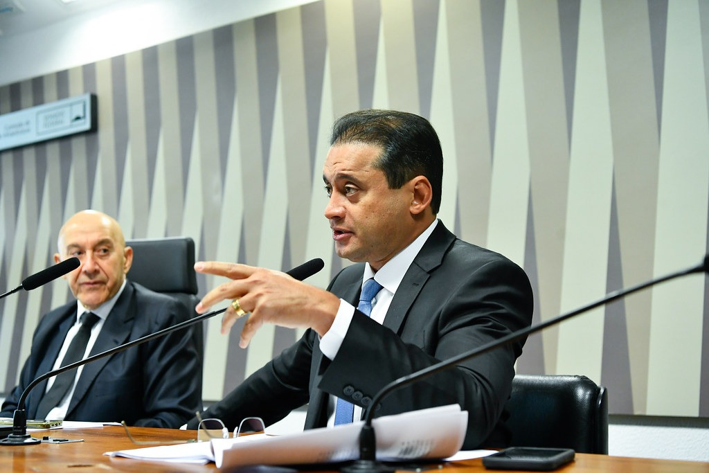 https://wevertonrocha.com.br/wp-content/uploads/2024/12/Weverton-apresenta-relatorio-sobre-marco-legal-das-eolicas-offshore-comissao-do-Senado-adia-analise-do-projeto.jpeg