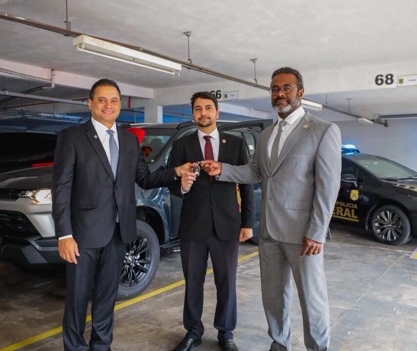 https://wevertonrocha.com.br/wp-content/uploads/2026/03/Senador-Weverton-Rocha-entrega-viatura-semi-blindada-a-Policia-Federal-em-Sao-Luis--854x720.jpeg